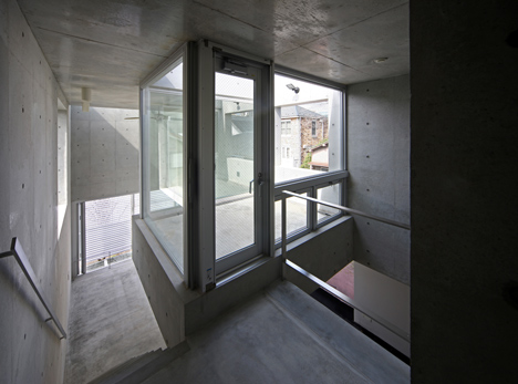 House at Minamikarasuyama by atelier HAKO architects