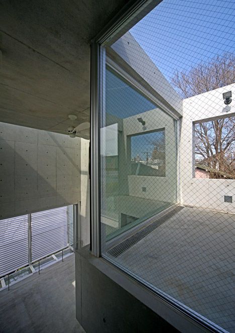 House at Minamikarasuyama by atelier HAKO architects