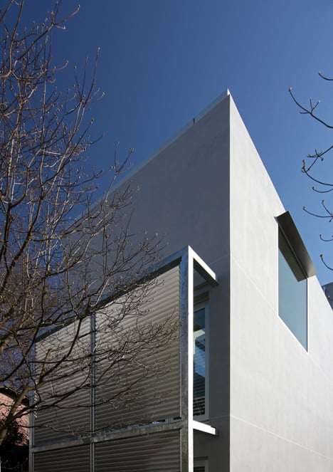 House at Minamikarasuyama by atelier HAKO architects