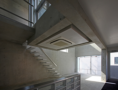House at Minamikarasuyama by atelier HAKO architects