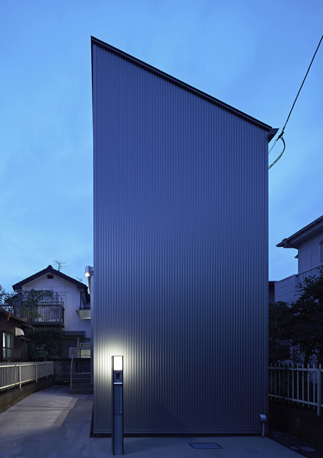 Long Window House by Another Apartment<br /> has no windows or doors on its facade