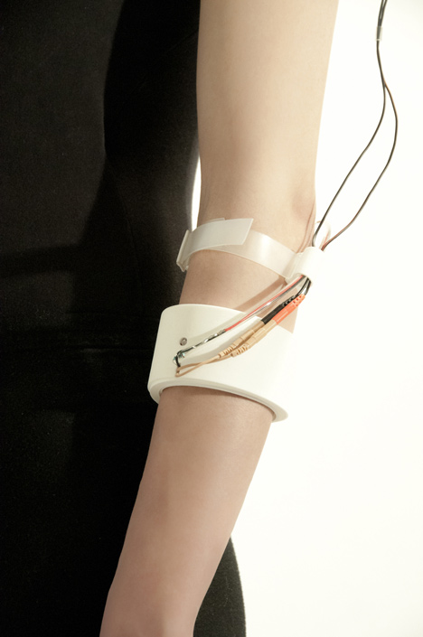 Reality Mediators wearable technology by Ling Tan