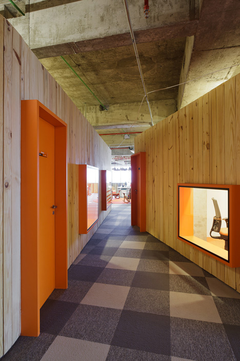 Walmart.com office in Brazil by Estudio Guto Requena