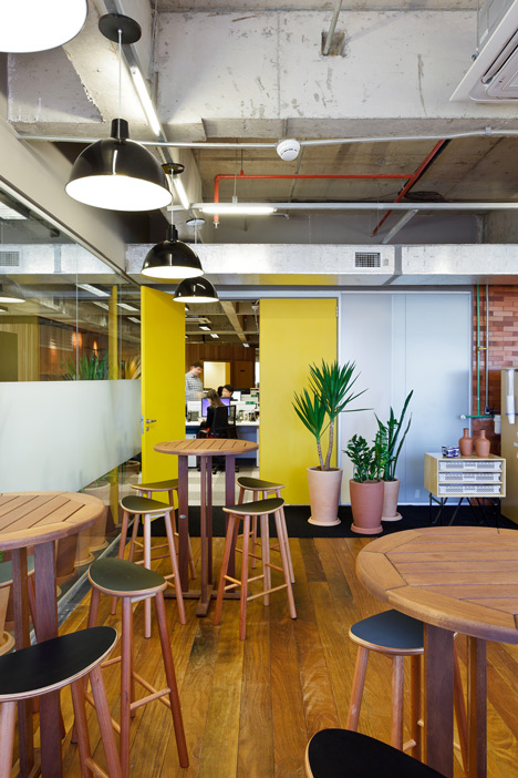 Walmart.com office in Brazil by Estudio Guto Requena