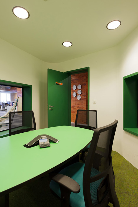 Walmart.com office in Brazil by Estudio Guto Requena