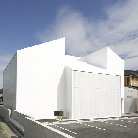 Bright white clinic by Ryutaro Matsuura with concealed windows and patios