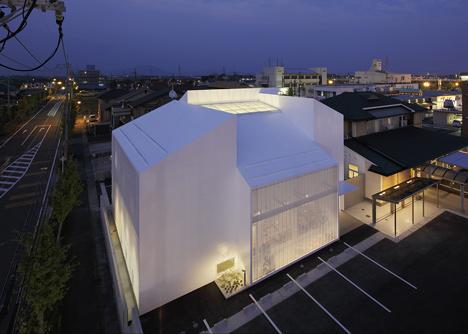White Essence Takashima and Salon de M by Ryutaro Matsuura
