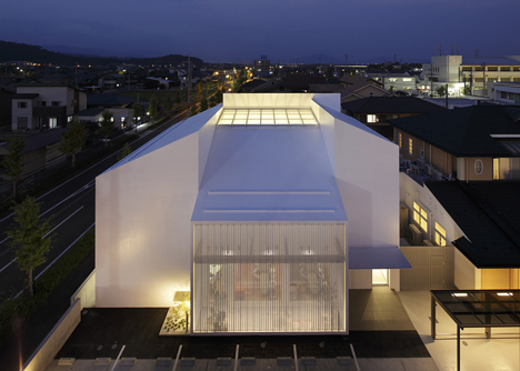 White Essence Takashima and Salon de M by Ryutaro Matsuura