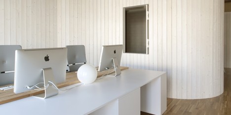 Architecture studio with a bulging wall by domohomo architects
