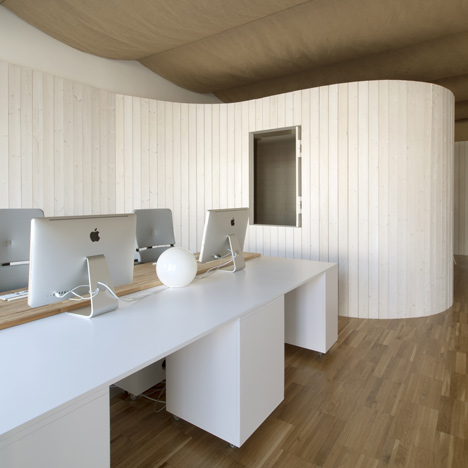 Architecture studio with a bulging wall by domohomo architects