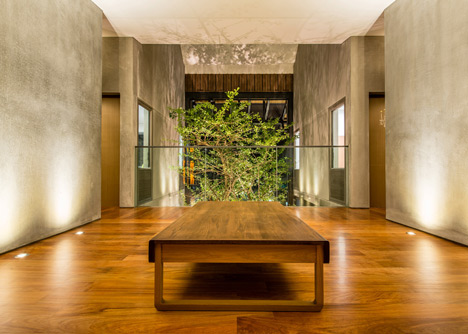 Baan Yo Yen courtyard house in Thailand by TACHA_Design