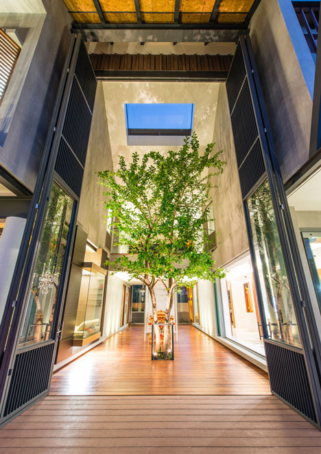 Baan Yo Yen courtyard house in Thailand by TACHA_Design