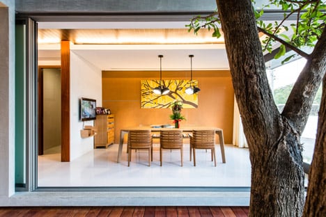 Baan Yo Yen courtyard house in Thailand by TACHA_Design