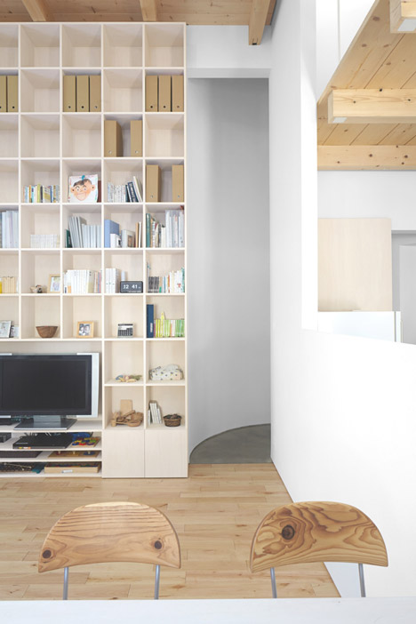 Case house with two staircases by Jun Igarashi Architects