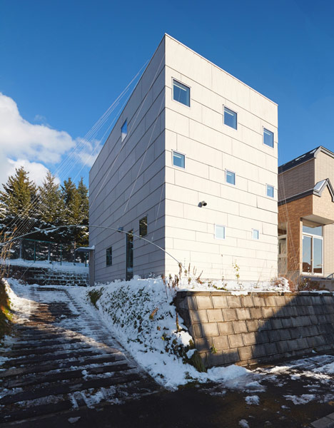 Case house with two staircases by Jun Igarashi Architects
