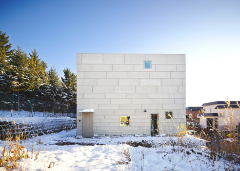 Case house with two staircases by Jun Igarashi Architects