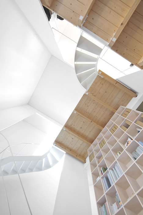 Case house with two staircases by Jun Igarashi Architects
