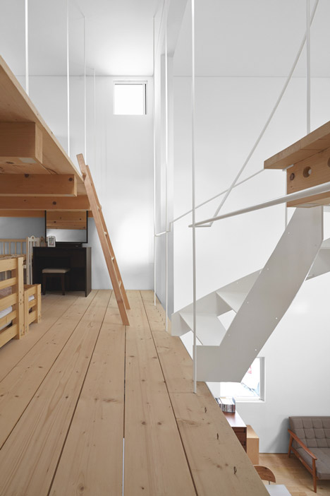 Case house with two staircases by Jun Igarashi Architects