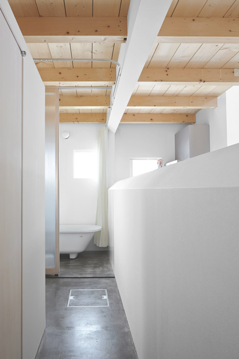 Case house with two staircases by Jun Igarashi Architects