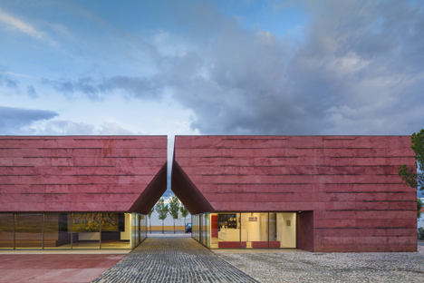 Red concrete visitor centre by Gonçalo Byrne tells the story of the Battle of Atoleiros