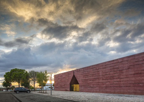 Red concrete visitor centre by Gonçalo Byrne tells the story of the Battle of Atoleiros