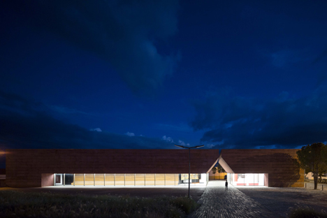 Red concrete visitor centre by Gonçalo Byrne tells the story of the Battle of Atoleiros