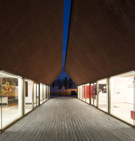 Red concrete visitor centre by Gonçalo Byrne tells the story of the Battle of Atoleiros
