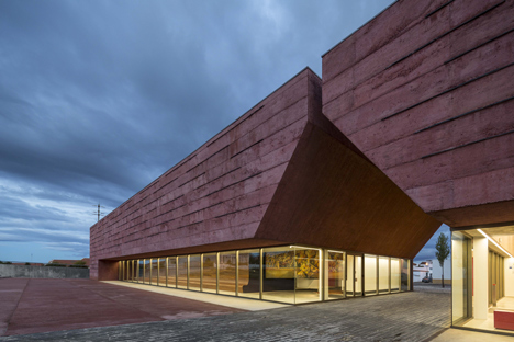 Red concrete visitor centre by Gonçalo Byrne tells the story of the Battle of Atoleiros