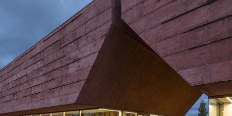Red concrete visitor centre by Gonçalo Byrne tells the story of a Portuguese civil war battle