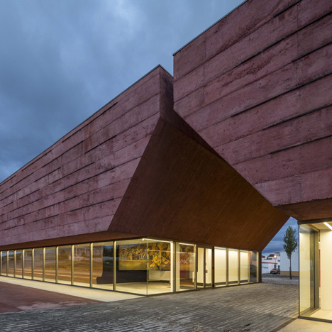 Red concrete visitor centre by Gonçalo Byrne tells the story of a Portuguese civil war battle