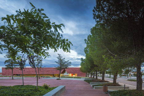 Red concrete visitor centre by Gonçalo Byrne tells the story of the Battle of Atoleiros