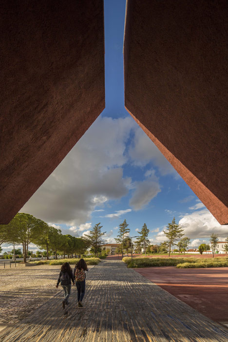 Red concrete visitor centre by Gonçalo Byrne tells the story of the Battle of Atoleiros