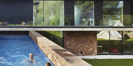 Coastal concrete house on a red sandstone base by ShedKM