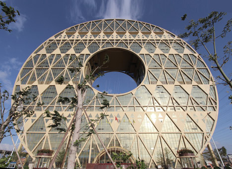 Doughnut-shaped skyscraper completes in Guangzhou