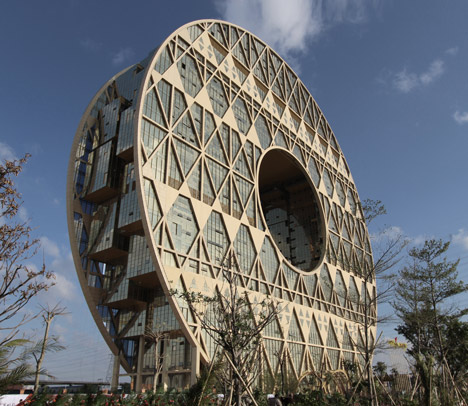 Doughnut-shaped skyscraper completes in Guangzhou