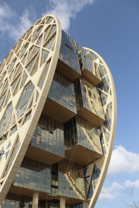 Doughnut-shaped skyscraper completes in Guangzhou