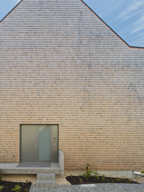 Stuttgart house by (se)arch with shingle-clad walls and a triple-height art gallery
