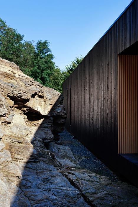 Woodland retreat by Béres Architects nestles up against a jagged rock face