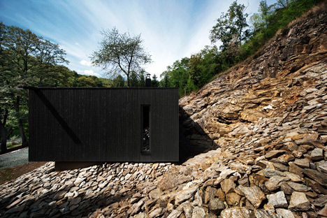 Woodland retreat by Béres Architects nestles up against a jagged rock face
