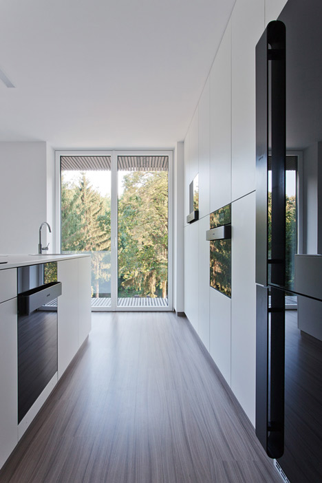 Woodland retreat by Béres Architects nestles up against a jagged rock face
