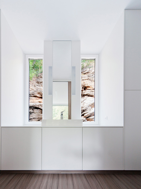Woodland retreat by Béres Architects nestles up against a jagged rock face