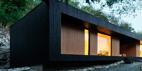 Woodland retreat by Béres Architects nestles up against a jagged rock face