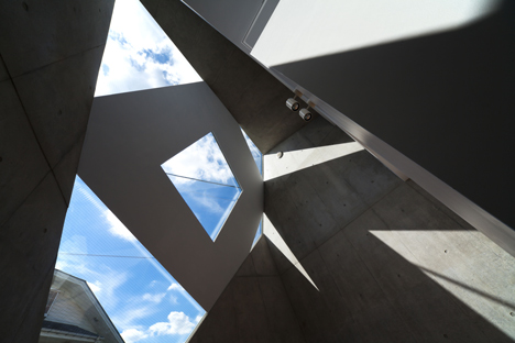 Atelier Tekuto creates an angular house with a pattern of pointy skylights