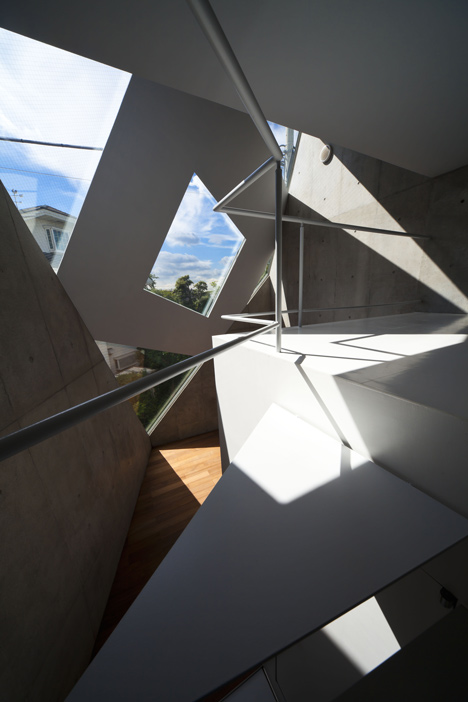 Atelier Tekuto creates an angular house with a pattern of pointy skylights
