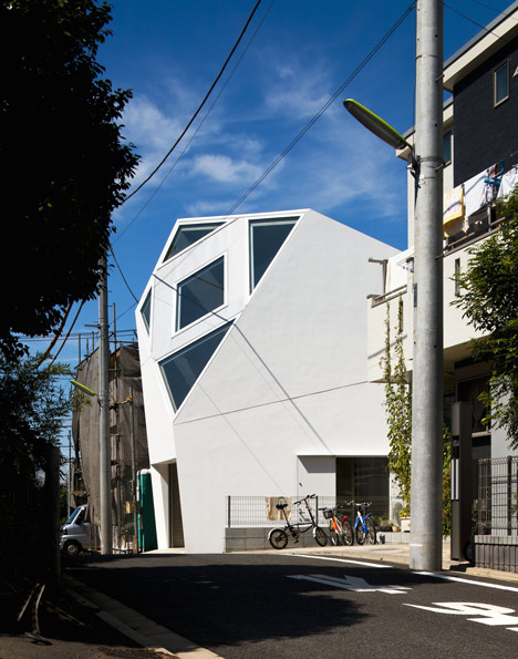 Atelier Tekuto creates an angular house with a pattern of pointy skylights