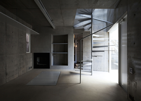 Atelier Tekuto creates an angular house with a pattern of pointy skylights