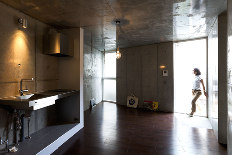 Atelier Tekuto creates an angular house with a pattern of pointy skylights