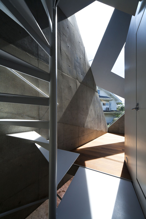 Atelier Tekuto creates an angular house with a pattern of pointy skylights