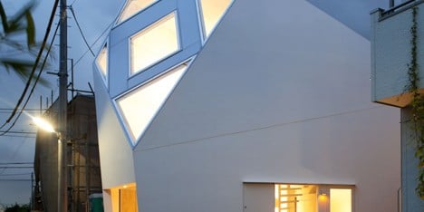 Atelier Tekuto creates an angular house with a pattern of pointy skylights