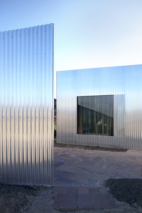 Aluminium-clad Rebel House by MONO